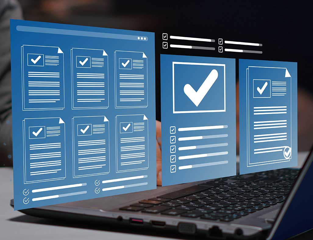 laptop e tela digital com marcas de seleção representando requisitos de negócios